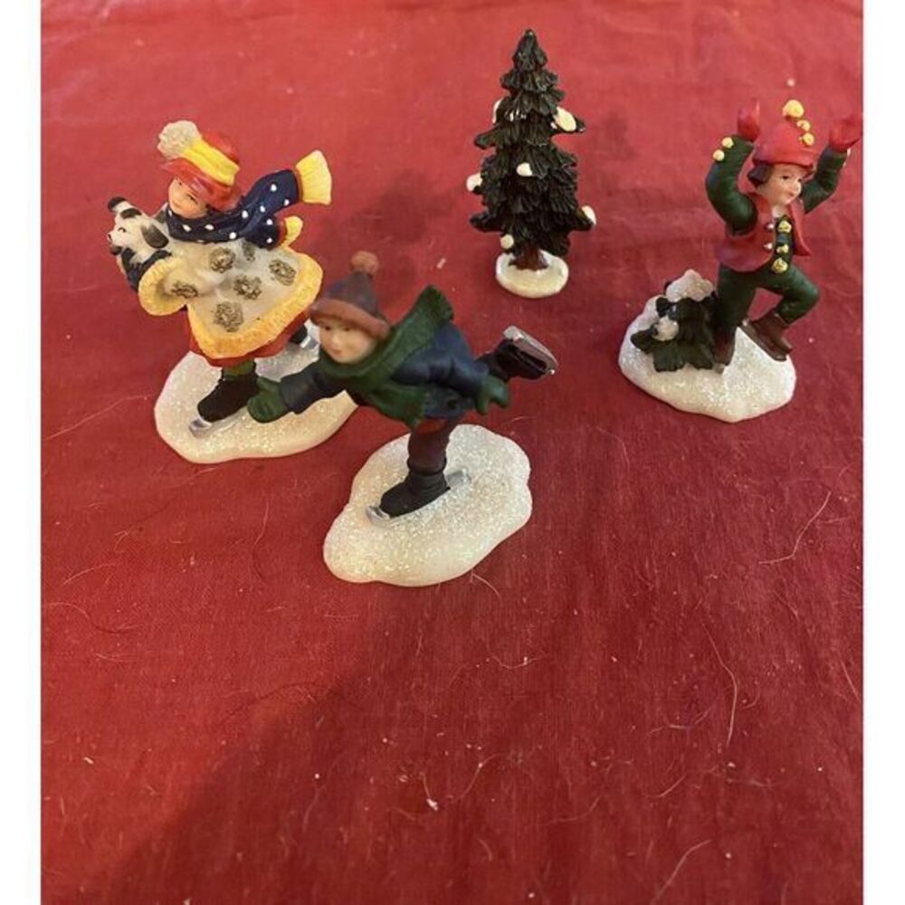 Lemax Christmas Village Figures lot Of 4‎